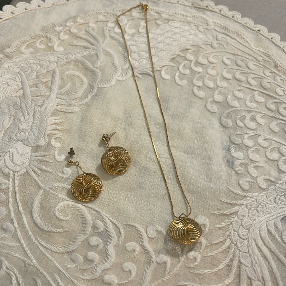 Gold tone necklace and earrings